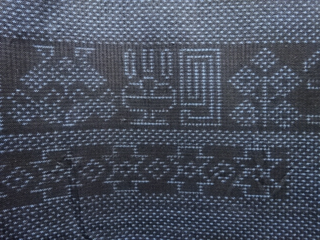 アンティーク　横段に抽象花模様織り出し本場泥大島紬着物(5マルキ)